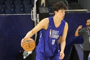 经济效应来了💵！杨瀚森联合试训18号球衣出售 成交价8225美元